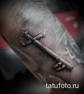Фото татуировки с изображением старинного ключа и замка на руке. Реалистичный рисунок с детальной проработкой металла и текстур.