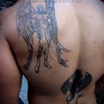 татуировка крылатый ангел на лопатке у подкачанного мужчины
