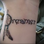 татуировка ловец снов и надпись dreamer выполненная на запястье
