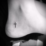 татуировка маленький крестик - татуировка в нижней части ноги девушки