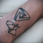 татуировка морда пса и символ с треугольником