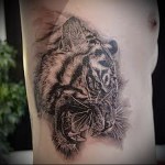 татуировка на боку у мужчнины - тигр