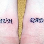 татуировка на запястье с надписями мама и папа