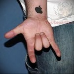 татуировка на запястье - эмблема apple (эпл)