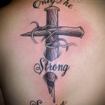татуировка на лопатке крест и надпись - только сильные выживают