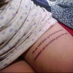 татуировка надпись печатными буквами на ногу для девушки