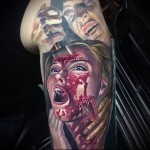 татуировка нож в голове девушки - цветная работа - фото