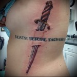 татуировка нож в теле и надпись - смерть после потери чести