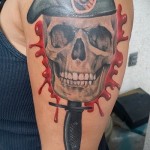 татуировка нож в черепе и берет - татуировка для спецназа