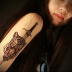 татуировка нож и морда тигра на плече девушки азиатки