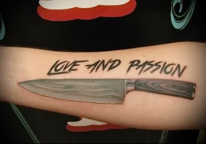Фото тату: Реалистичный рисунок ножа с надписью 'Love and Passion' на предплечье. Черно-серый эскиз татуировки.