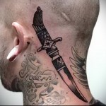 татуировка нож на шее и голм