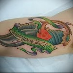татуировка ножик и надпись на внутренней стороне руки