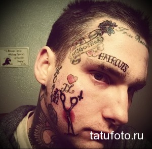 Фото мужчины с татуировками на лице: изображение ножниц, надписи "Hugo Jack" и "Haircuts", а также сердечко с инициалами "JL".