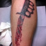 татуировка окровавленный нож с hgerjzlrjq как кастет