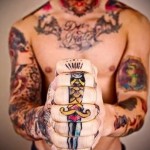 татуировка олд скул для мужчины на пальцы - кинжал