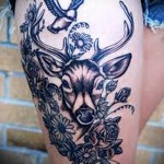 татуировка олень и птичка с цветами на ногу для девушки