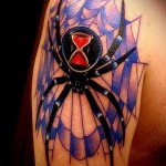татуировка паук с песочными часами на попе - мужская татуировка на плече