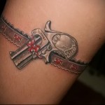 татуировка пистолет в подвязке для чулков на ногу для девушки
