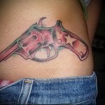 татуировка пистолет со звездой на рукоятке