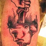 татуировка рука с ножом прокалывает женскую голову