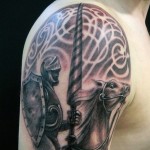 татуировка рыцарь с пикой на коне - мужская татуировка на плече