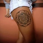 татуировка с большой мандалой на ногу для девушки