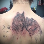 татуировка с волками между лопатками