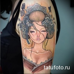 Фото тату: портрет гейши в японском стиле на плече. Детализированное изображение с использованием черных и серых оттенков.