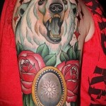 татуировка с медведем на плече - стиль олд скул