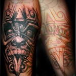 татуировка с мордой демона в стиле маори на запястье мужчины
