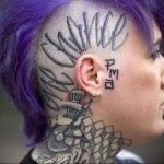 татуировка с надписью на забритой женской голове