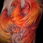 татуировка с огненным фениксом на боку мужчины