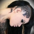 татуировка с рыбой - карп - на голове девушки - эмо
