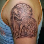 татуировка символ водолей - мужская татуировка на плече