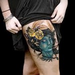 татуировка синее лицо и желтые розы на ноге