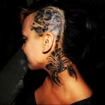 татуировка скорпион на шее и голове у девушки