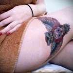 татуировка сова и череп на ляжке девушки - татуировка под юбкой