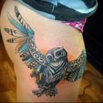 татуировка сова расправив крылья на ногу для девушки