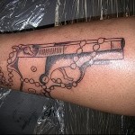 татуировка ствол (валына, пистолет, пушка) с цепочкой и крестом