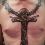 татуировка терновый винок и распятье на кресте - мужская татуировка на грудь