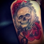татуировка череп в рамке на ногу для девушки
