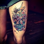 татуировка череп в цветах и маленькая птичка на ногу для девушки