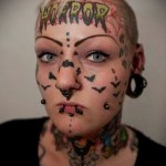 татуировки на лице и голове девушки