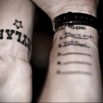 татуировки надписи в нумерованном списке на запястье