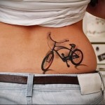 трехмерная тату с велосипедом - татуировка на пояснице женская фото