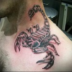 трехмерный скорпион - татуировка на шее мужчины - фото