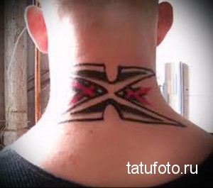 Фото тату на задней части шеи: абстрактный символ, напоминающий букву 'X' с розовыми акцентами. Простой и стильный дизайн.