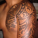 узоры в тату - мужская татуировка на плече