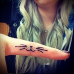 улыбка кошки с усиками - татуировка на пальце женская (тату, tattoo)